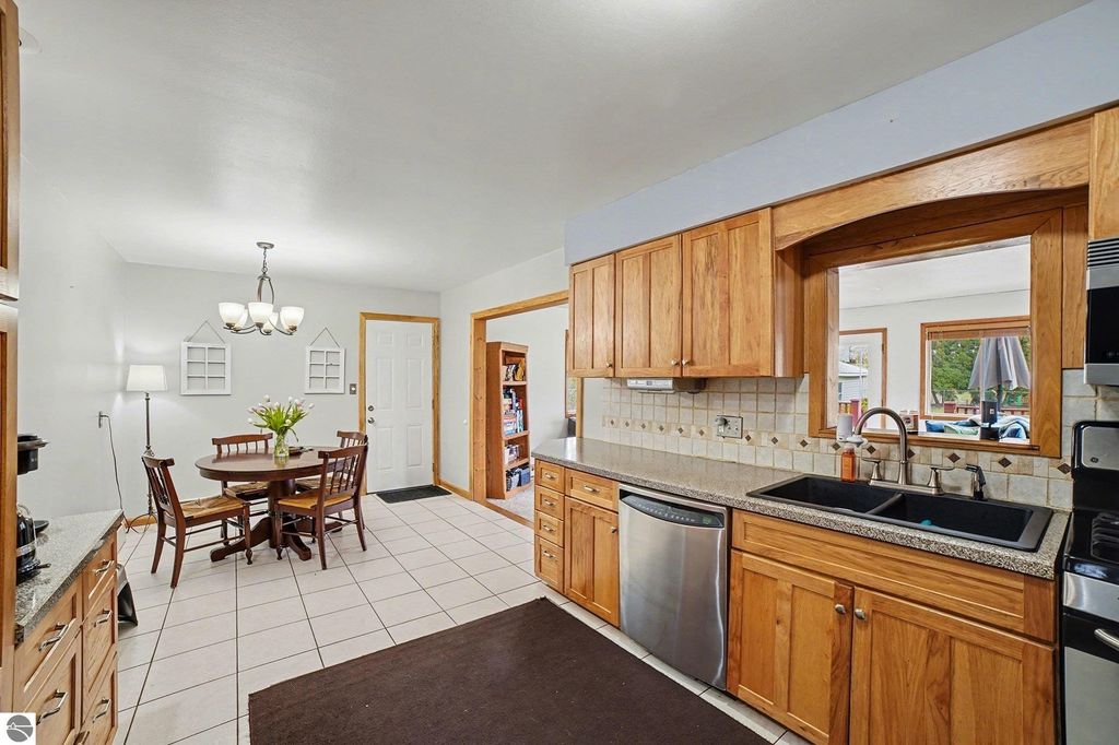 Image 4 of property listing at 218 Fleming Drive, Alma, MI 48801