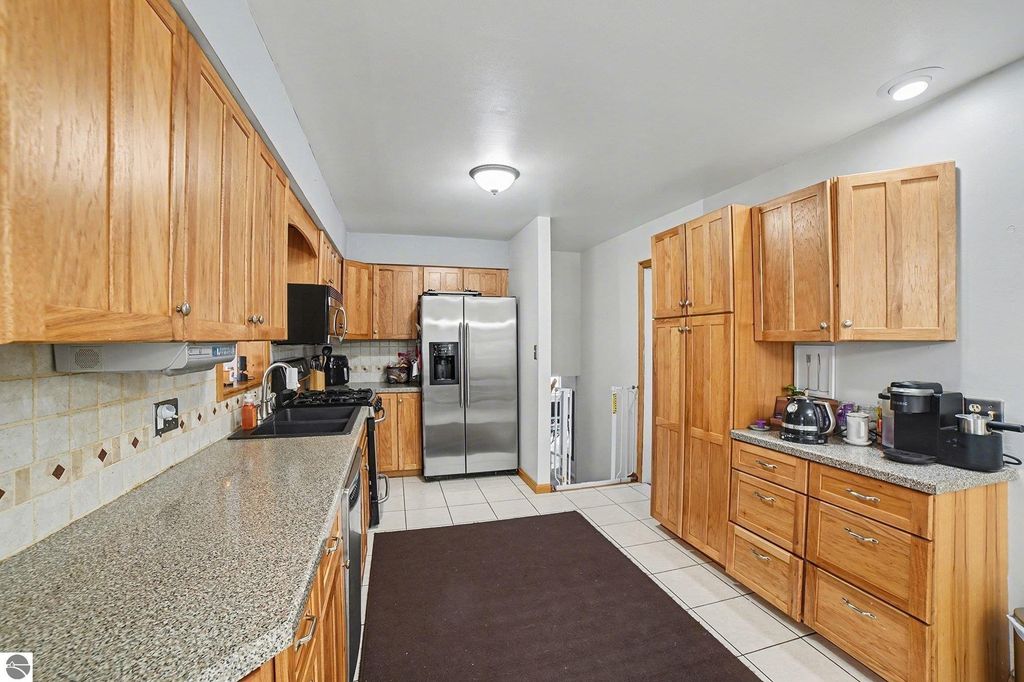 Image 5 of property listing at 218 Fleming Drive, Alma, MI 48801