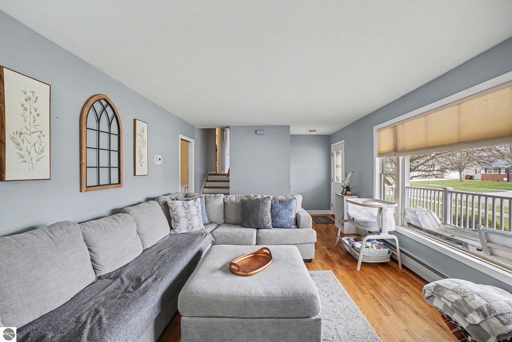 Image 7 of property listing at 218 Fleming Drive, Alma, MI 48801