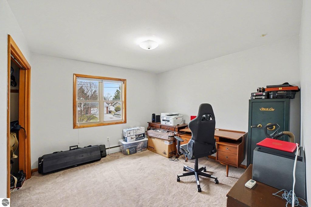 Image 9 of property listing at 218 Fleming Drive, Alma, MI 48801