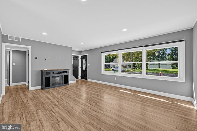 36 KINGWOOD LN, Levittown, PA 19055