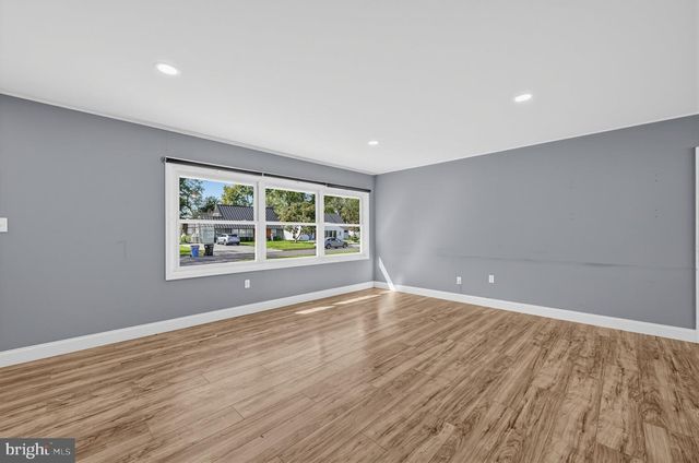 36 KINGWOOD LN, Levittown, PA 19055