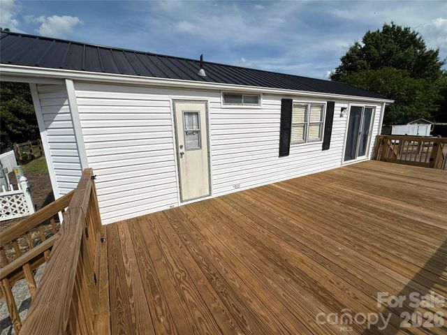 143 Dove Street, New London, NC 28127