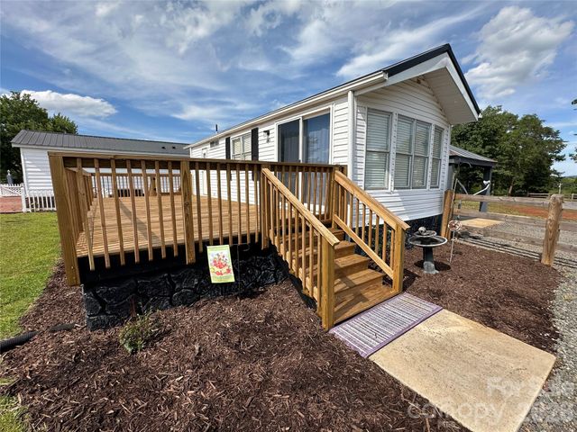 143 Dove Street, New London, NC 28127
