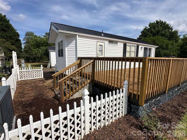 143 Dove Street, New London, NC 28127