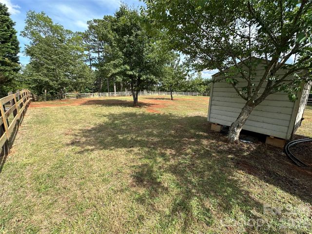 143 Dove Street, New London, NC 28127