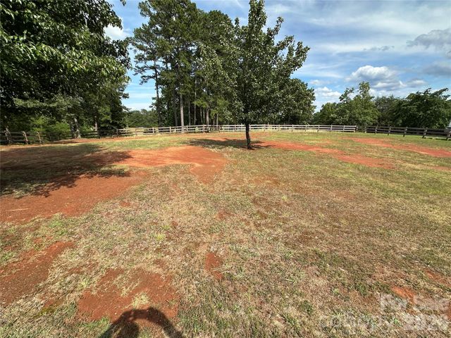 143 Dove Street, New London, NC 28127