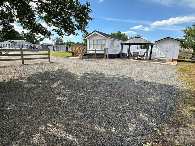 143 Dove Street, New London, NC 28127