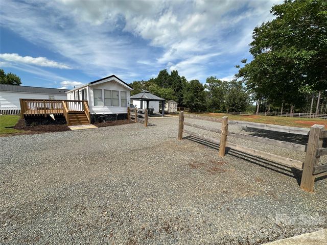 143 Dove Street, New London, NC 28127