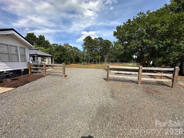 143 Dove Street, New London, NC 28127