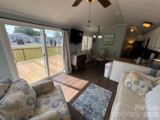 143 Dove Street, New London, NC 28127