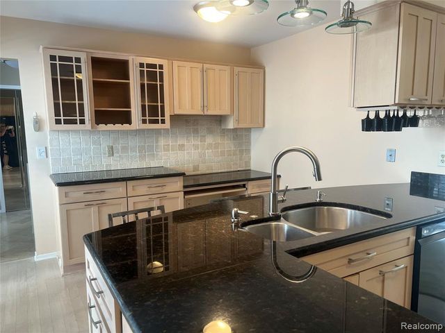 5529 Walnut Circle, West Bloomfield, MI 48322