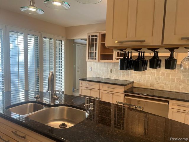 5529 Walnut Circle, West Bloomfield, MI 48322