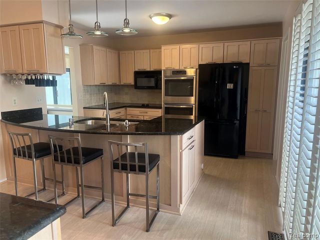 5529 Walnut Circle, West Bloomfield, MI 48322
