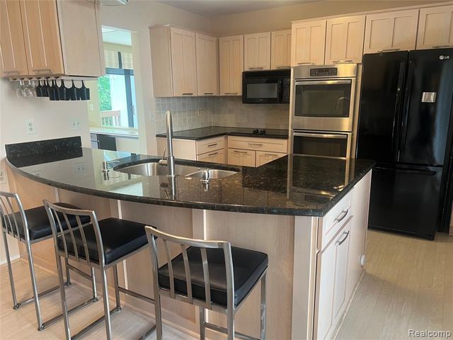 5529 Walnut Circle, West Bloomfield, MI 48322