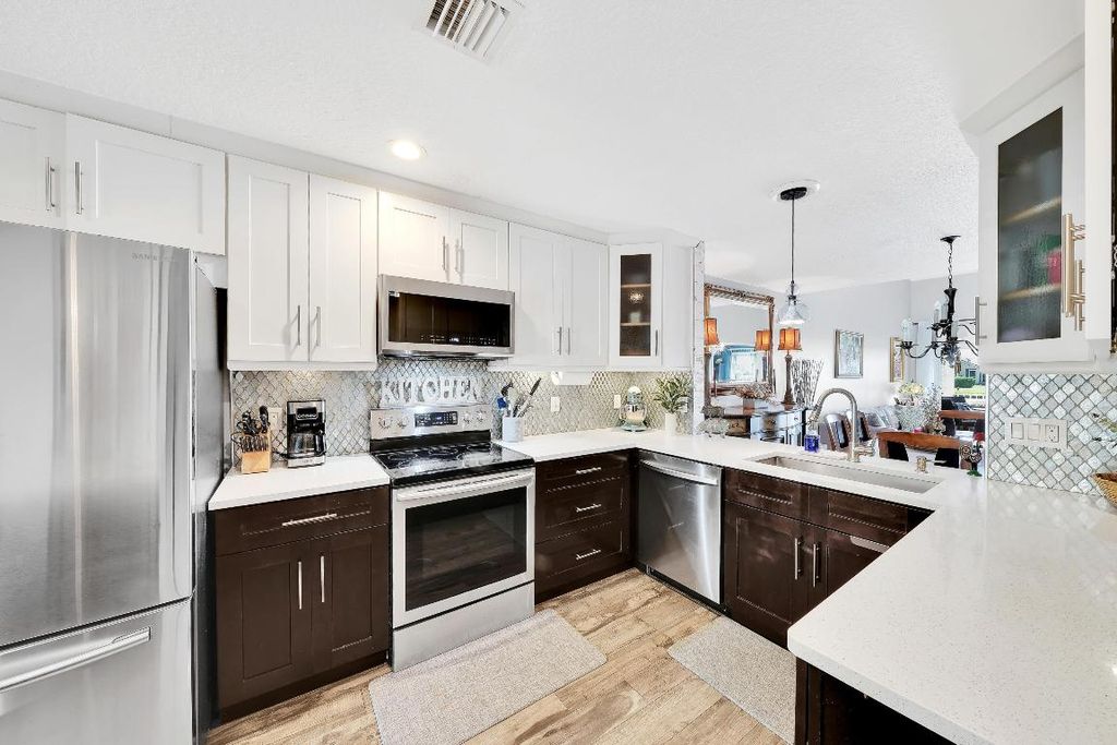 Image 4 of property listing at 6204 NW 74th Court, Parkland, FL 33067