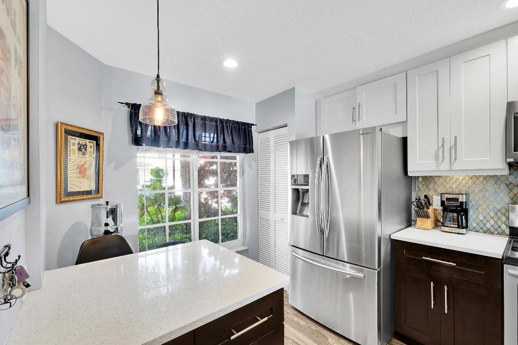 Image 5 of property listing at 6204 NW 74th Court, Parkland, FL 33067