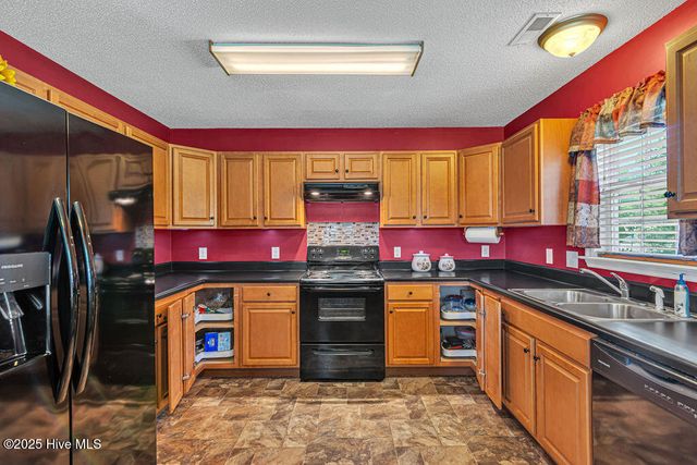 202 Hominy Court, Hubert, NC 28539