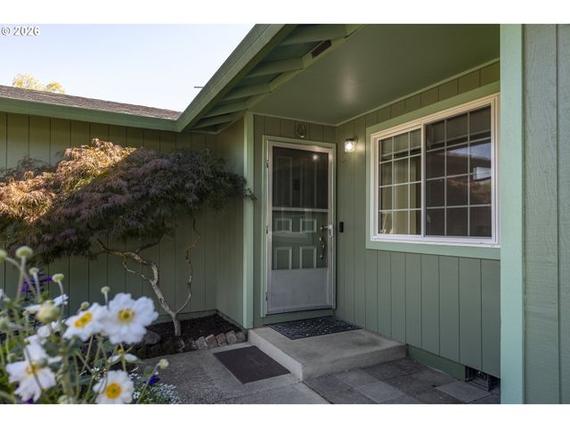 530 Sw Ponderosa Ct, Mc Minnville, OR 97128
