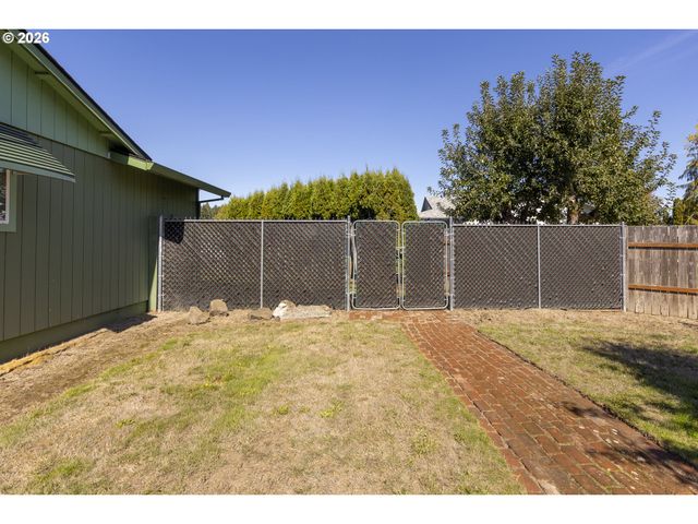 530 Sw Ponderosa Ct, Mc Minnville, OR 97128