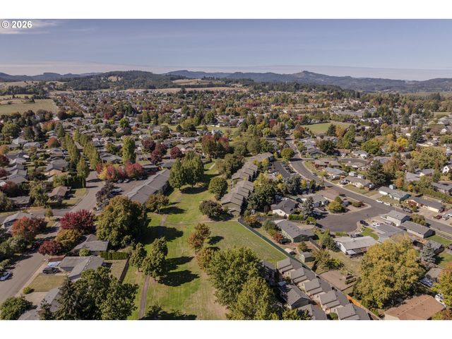 530 Sw Ponderosa Ct, Mc Minnville, OR 97128