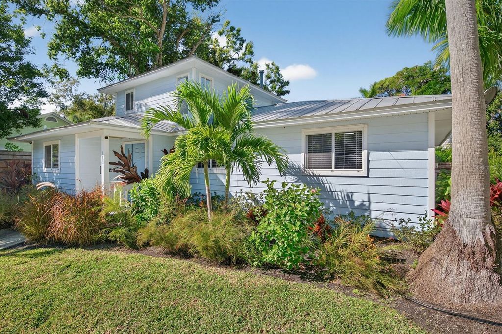 Image 2 of property listing at 118 27TH STREET W, Bradenton, FL 34205