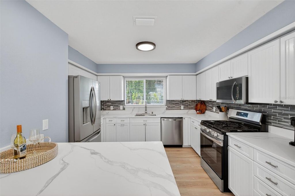 Image 16 of property listing at 118 27TH STREET W, Bradenton, FL 34205