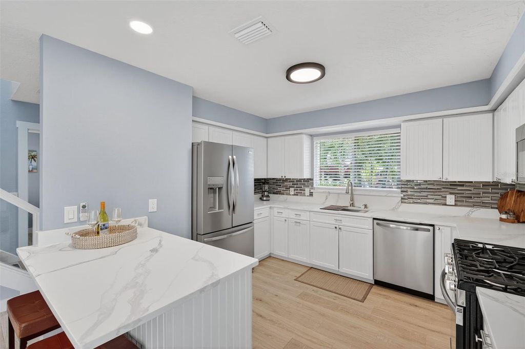 Image 17 of property listing at 118 27TH STREET W, Bradenton, FL 34205