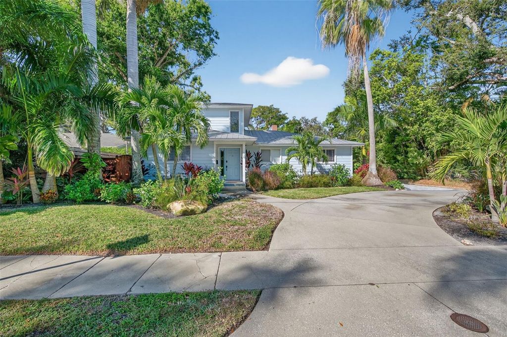 Image 3 of property listing at 118 27TH STREET W, Bradenton, FL 34205