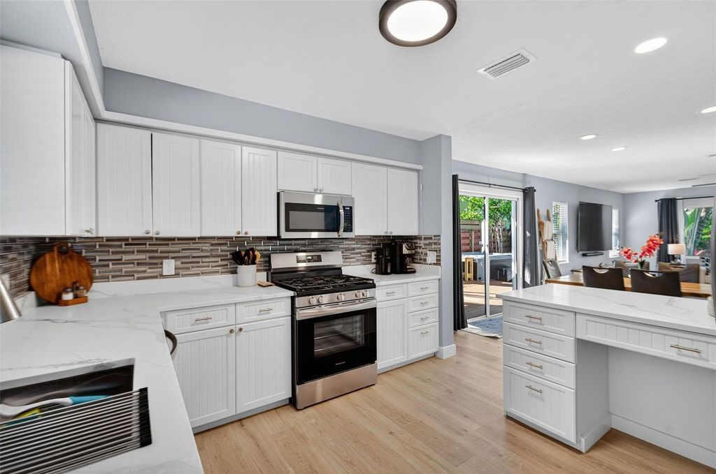 Image 22 of property listing at 118 27TH STREET W, Bradenton, FL 34205