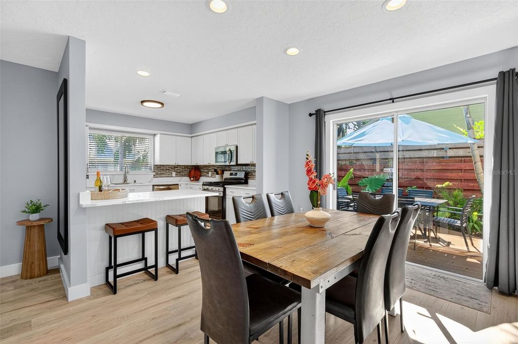 Image 27 of property listing at 118 27TH STREET W, Bradenton, FL 34205