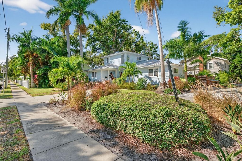 Image 4 of property listing at 118 27TH STREET W, Bradenton, FL 34205