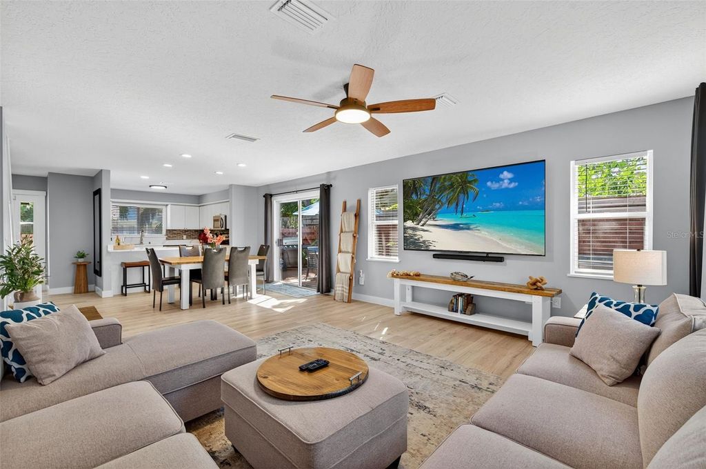 Image 31 of property listing at 118 27TH STREET W, Bradenton, FL 34205