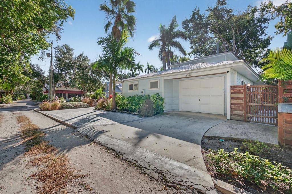 Image 6 of property listing at 118 27TH STREET W, Bradenton, FL 34205