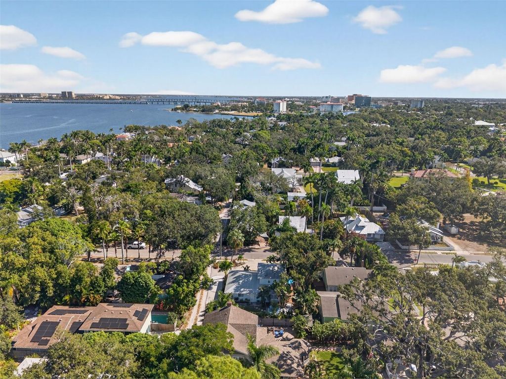 Image 61 of property listing at 118 27TH STREET W, Bradenton, FL 34205