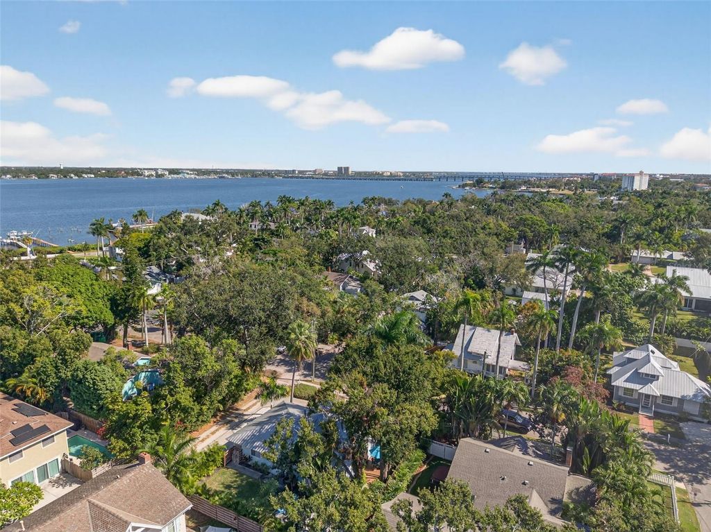 Image 67 of property listing at 118 27TH STREET W, Bradenton, FL 34205