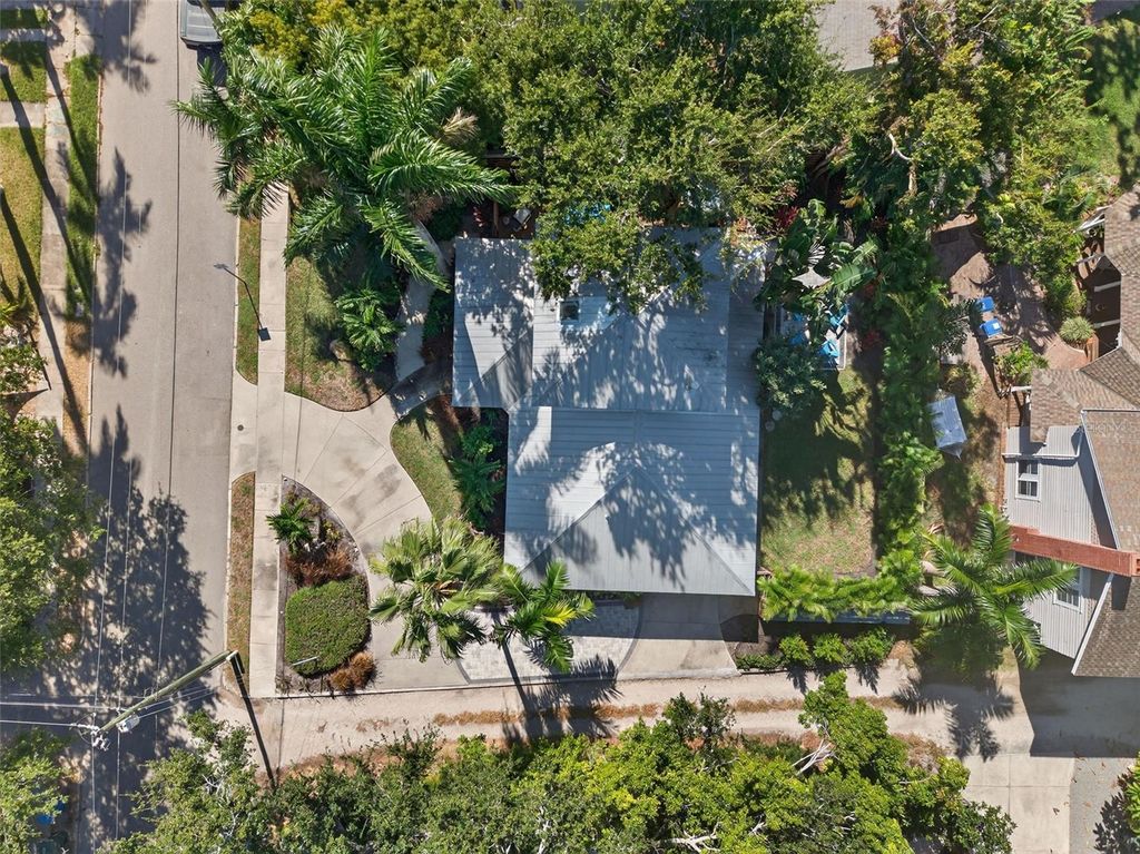 Image 70 of property listing at 118 27TH STREET W, Bradenton, FL 34205