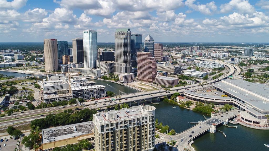 Image 45 of property listing at 3925 W VASCONIA STREET, Tampa, FL 33629