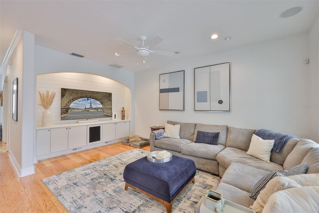 Image 9 of property listing at 3925 W VASCONIA STREET, Tampa, FL 33629