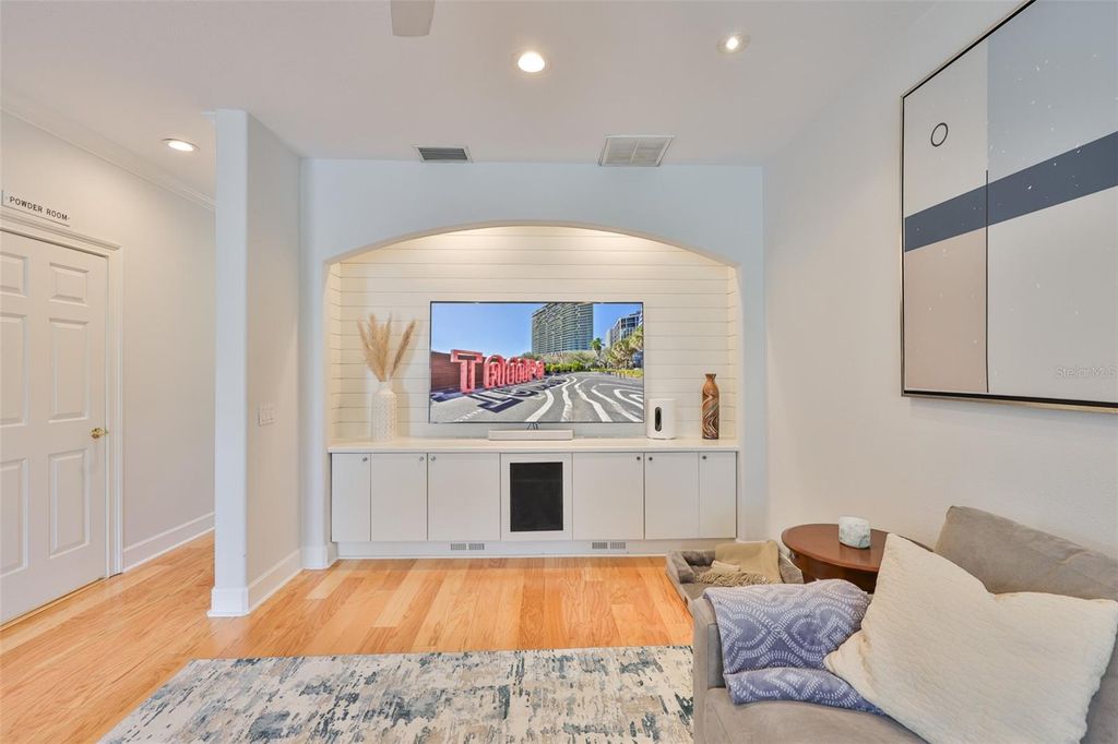 Image 10 of property listing at 3925 W VASCONIA STREET, Tampa, FL 33629