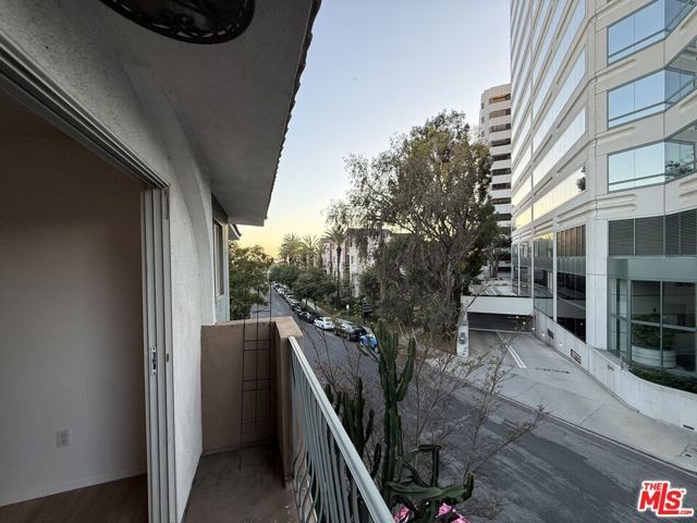 1218 Mcclellan Drive 201, Los Angeles, CA 90025