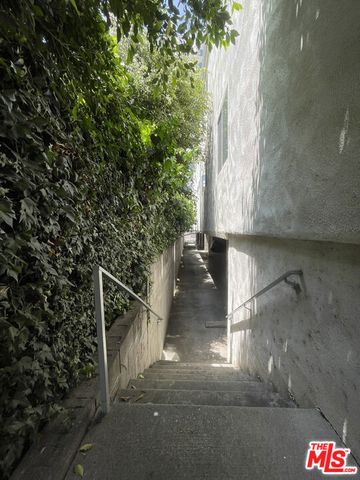 1218 Mcclellan Drive 201, Los Angeles, CA 90025