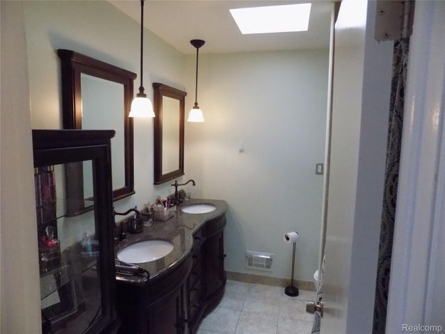 27397 E Skye Drive, Farmington Hills, MI 48334