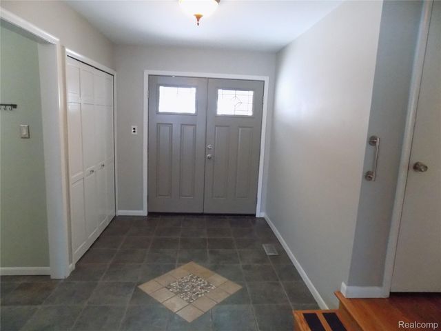 27397 E Skye Drive, Farmington Hills, MI 48334