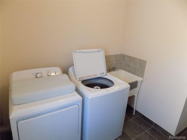 27397 E Skye Drive, Farmington Hills, MI 48334