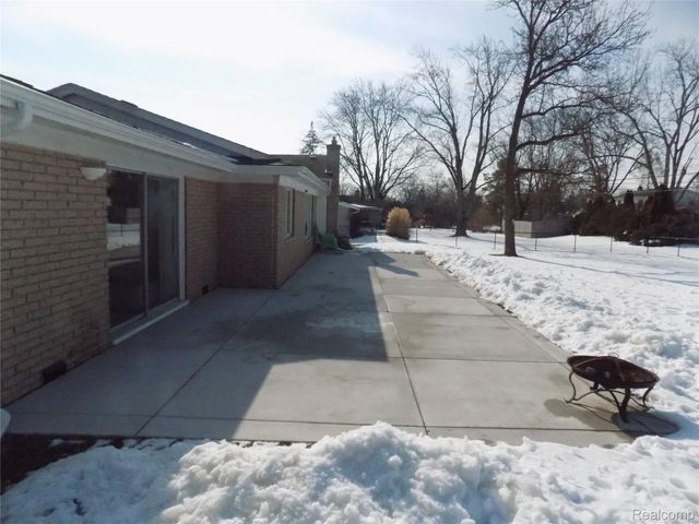 27397 E Skye Drive, Farmington Hills, MI 48334
