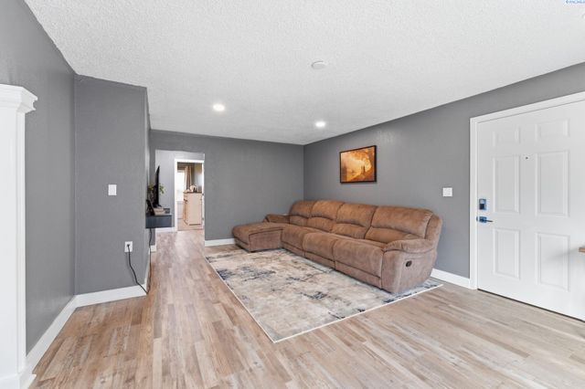 1262 N Perry Loop, Kennewick, WA 99336