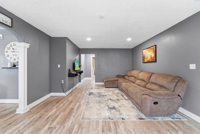 1262 N Perry Loop, Kennewick, WA 99336