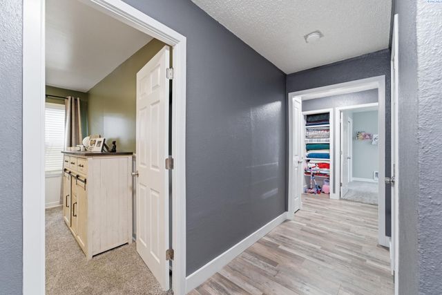 1262 N Perry Loop, Kennewick, WA 99336