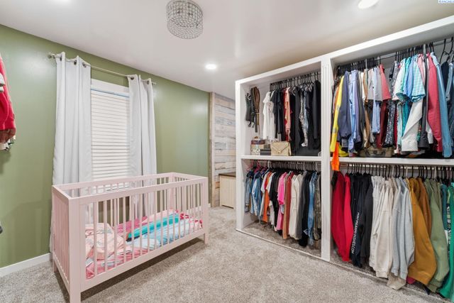 1262 N Perry Loop, Kennewick, WA 99336